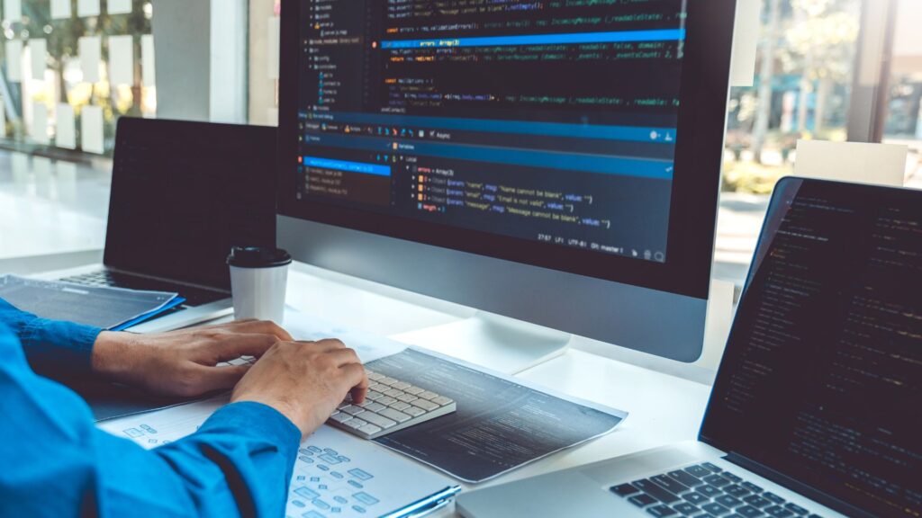 ۴. توسعه نرم افزار و برنامه نویسی (Software Development)